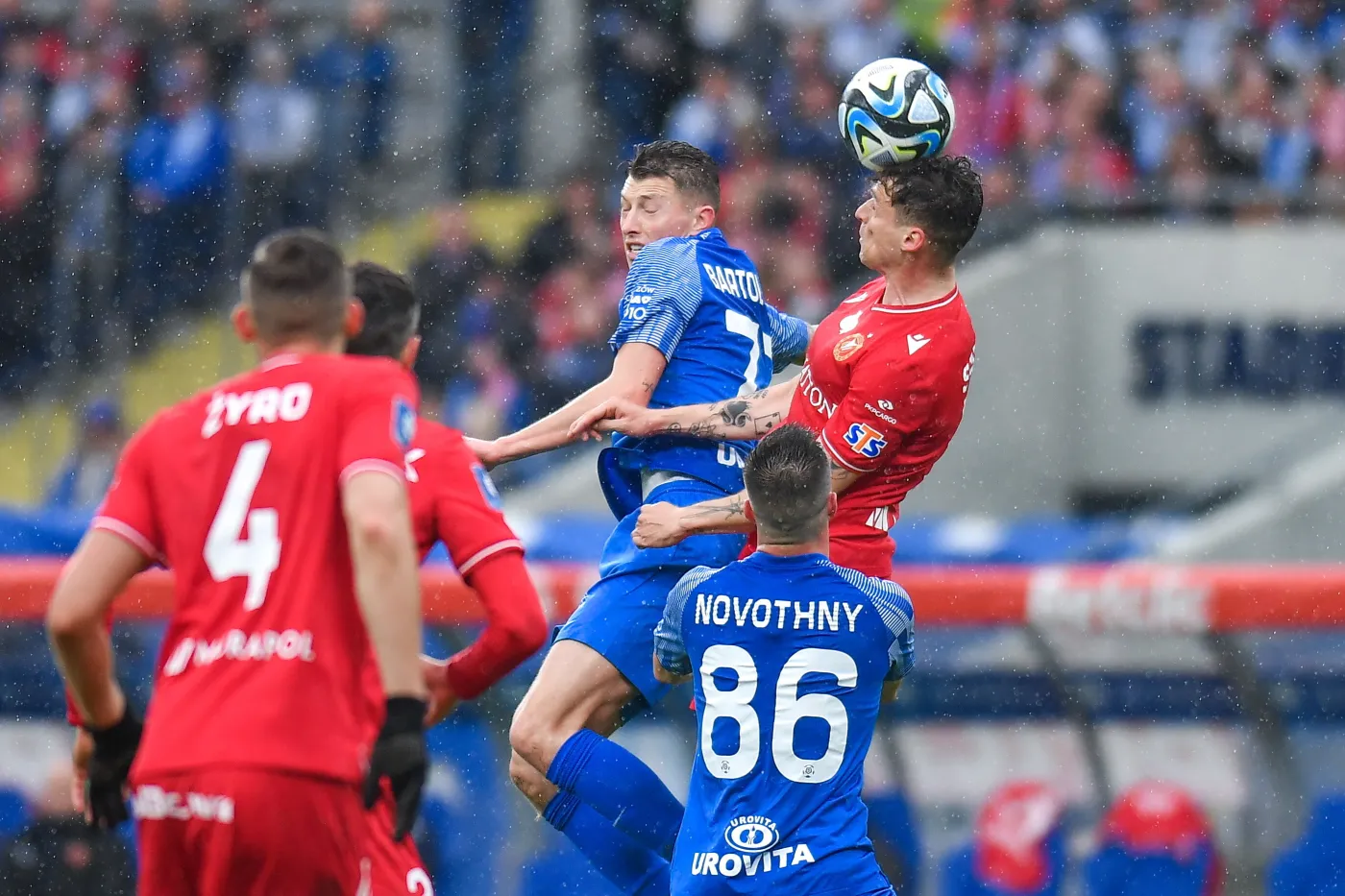 Trzy gole Widzewa w "Kotle Czarownic". Katastrofalny błąd bramkarza Ruchu [WIDEO]