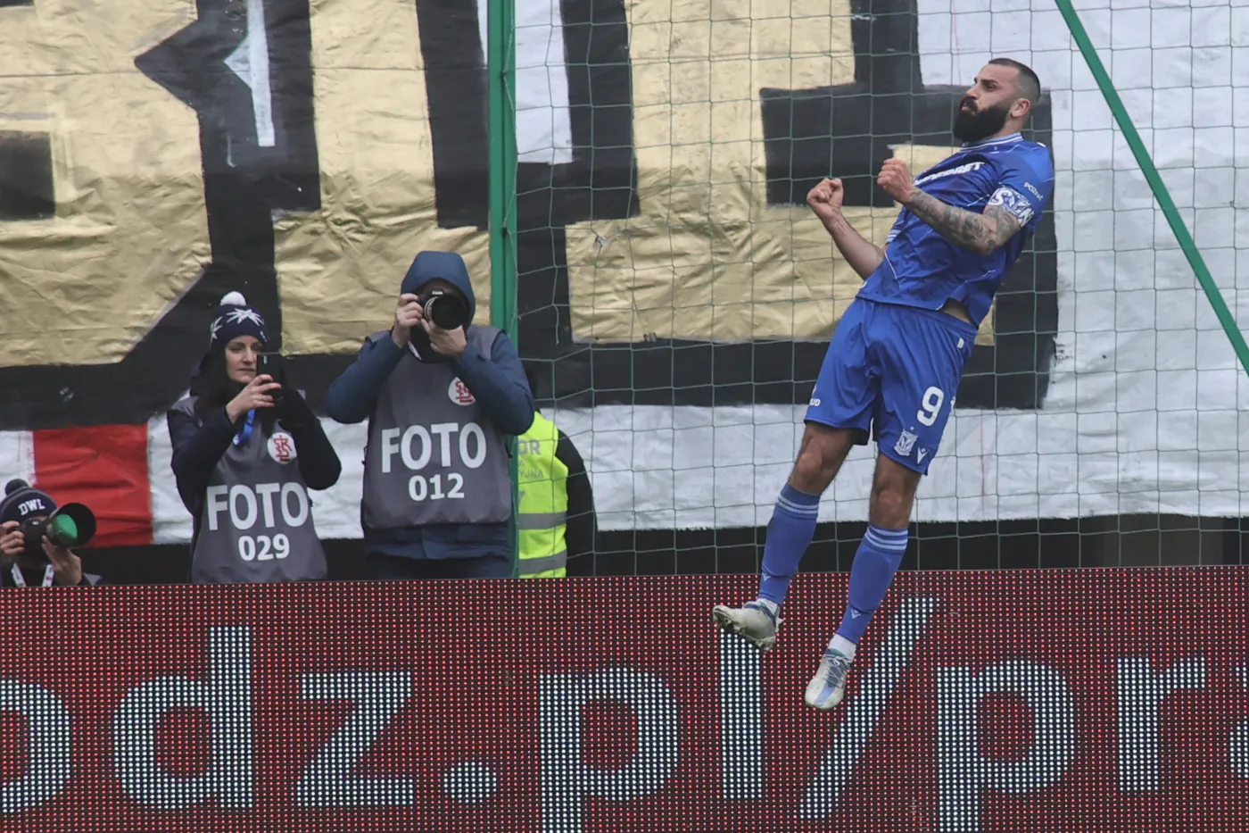 Nieoczekiwany zwrot akcji w Łodzi. Kibice Lecha Poznań przeżyli zawał serca [WIDEO]