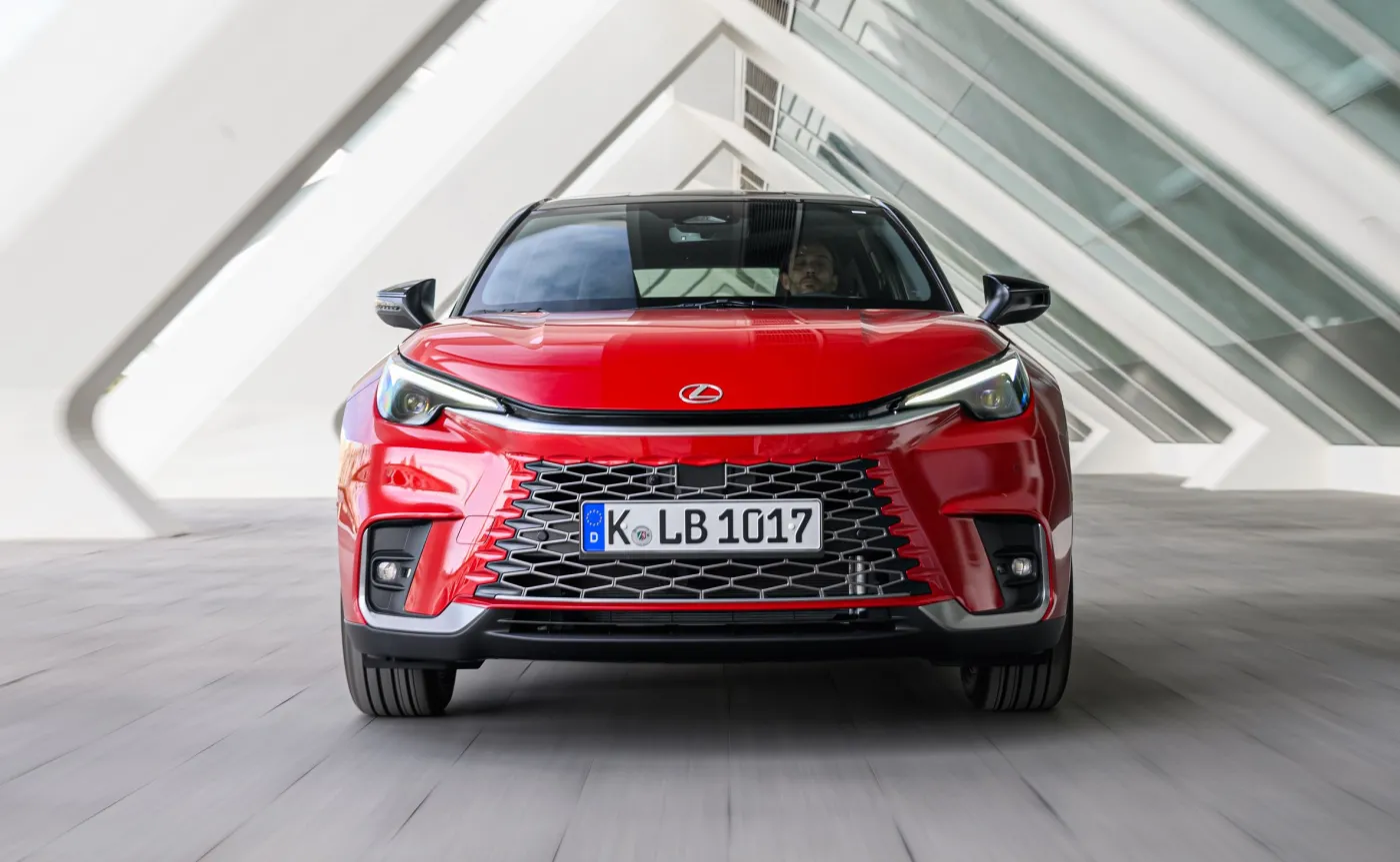 Lexus świętuje sukces. SUV-y znikają na pniu, najtańsza hybryda będzie hitem