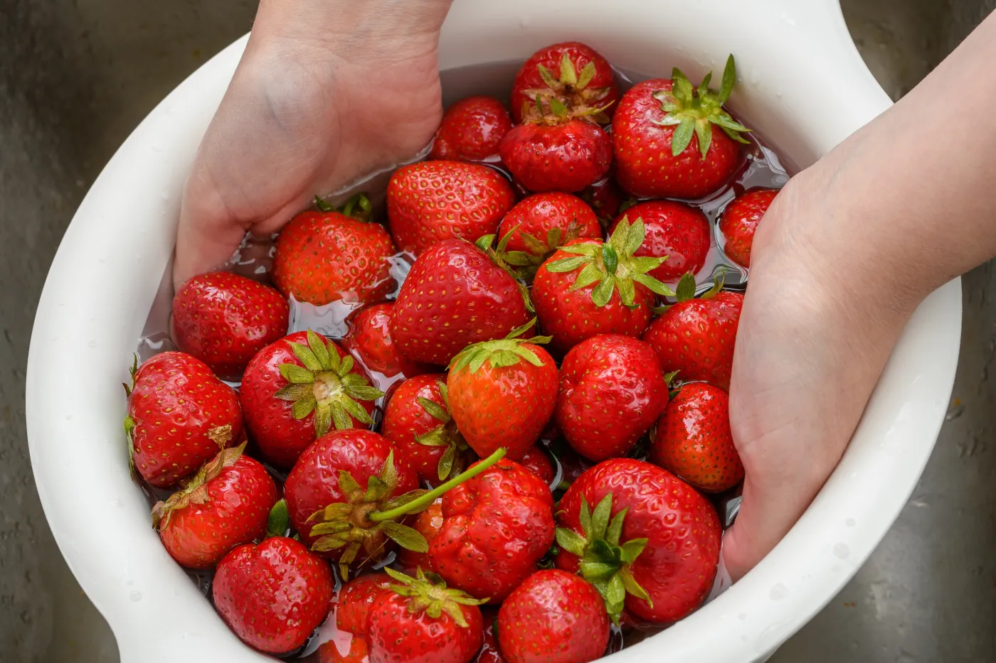 Jak myć truskawki? Wiele osób popełnia przynajmniej 1 z tych 3 błędów