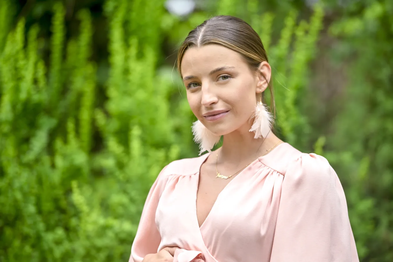 Julia Wieniawa z ciążowym brzuchem. Tak wciela się w przyszłą mamę [FOTO]