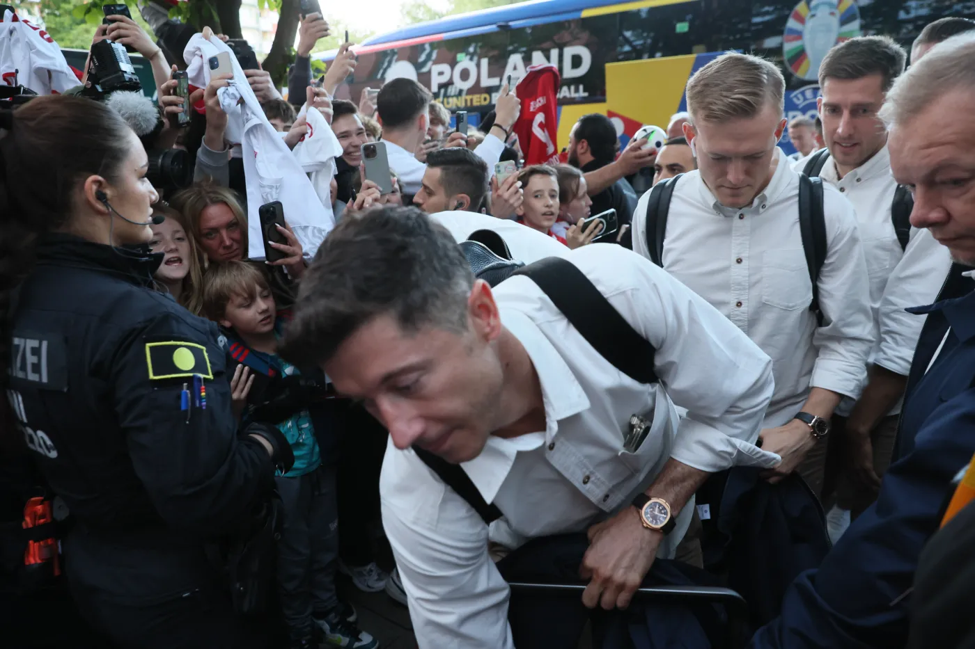 Tłum kibiców powitał Polaków w Niemczech. Lewandowski przed hotelem rozdawał autografy
