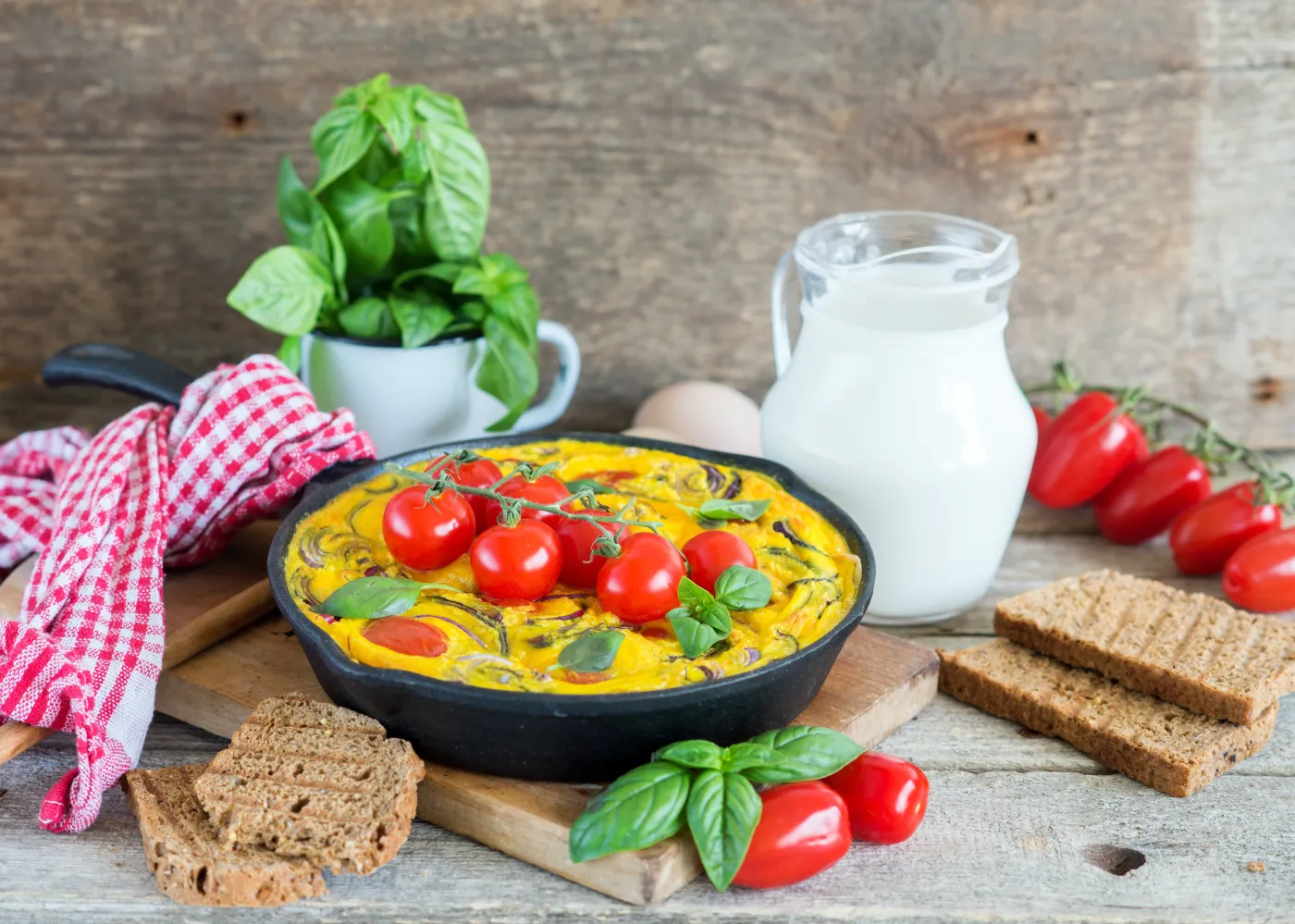 Pokrój pomidory, ziemniaki, cebulę i zalej tą masą. To będzie twój ulubiony obiad