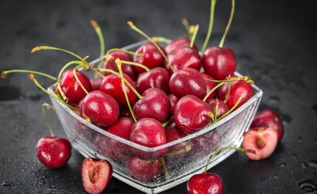 Nie wyrzucaj ogonków czereśni! Mają niesamowitą moc