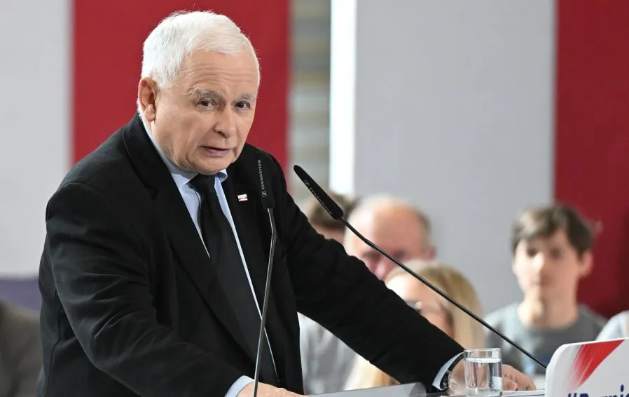 Kaczyński jest w Brukseli. Na konferencji w parku chce "zatrzymać szaleńcze decyzje"
