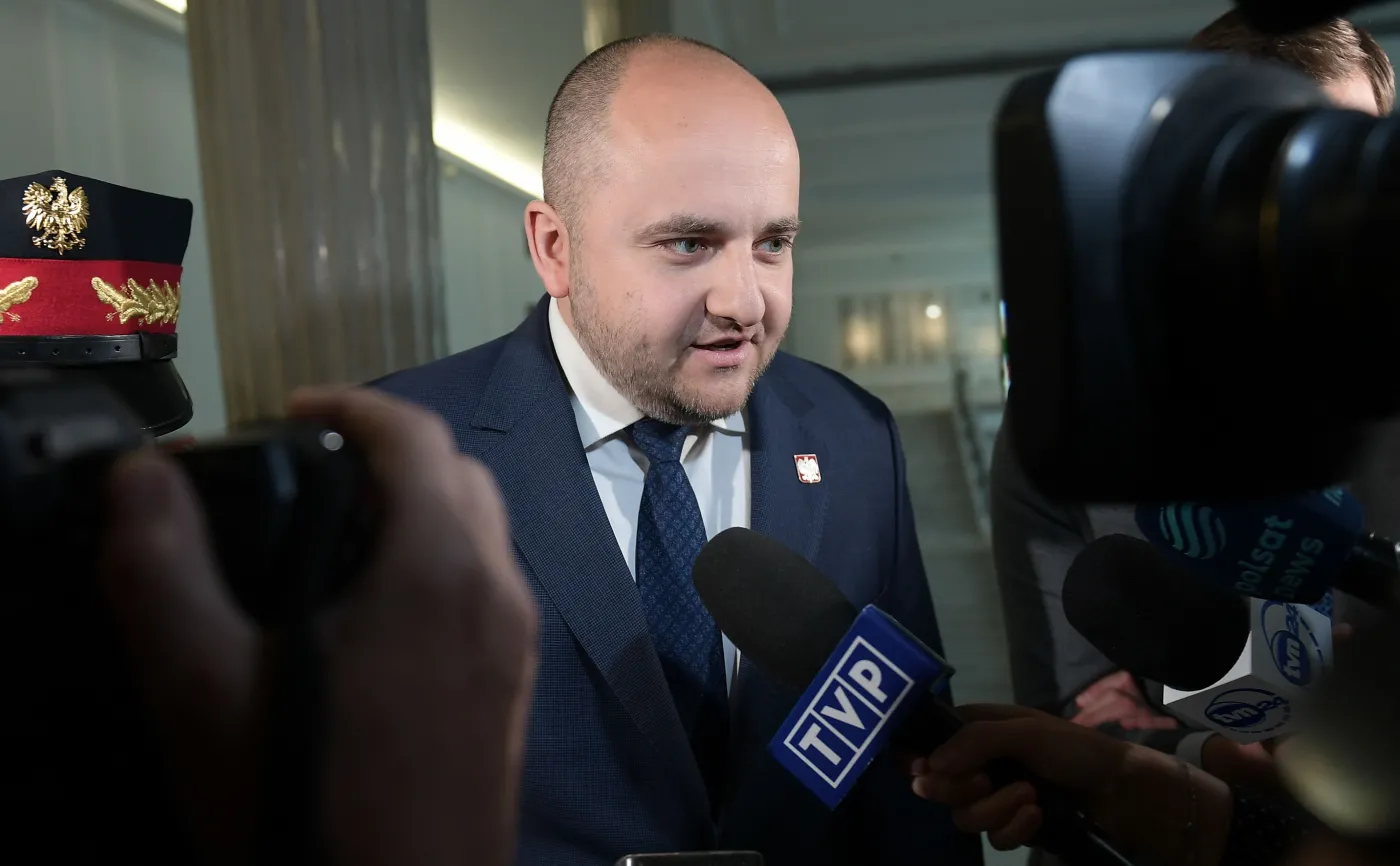 Mocny cios w portfel posła SP. Matecki ukarany za spacer po dachu