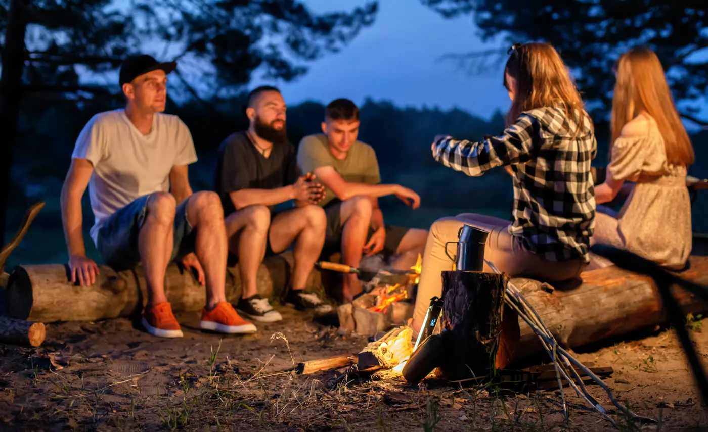 znajomi ognisko urlop wakacje przyjaciele relaks 
