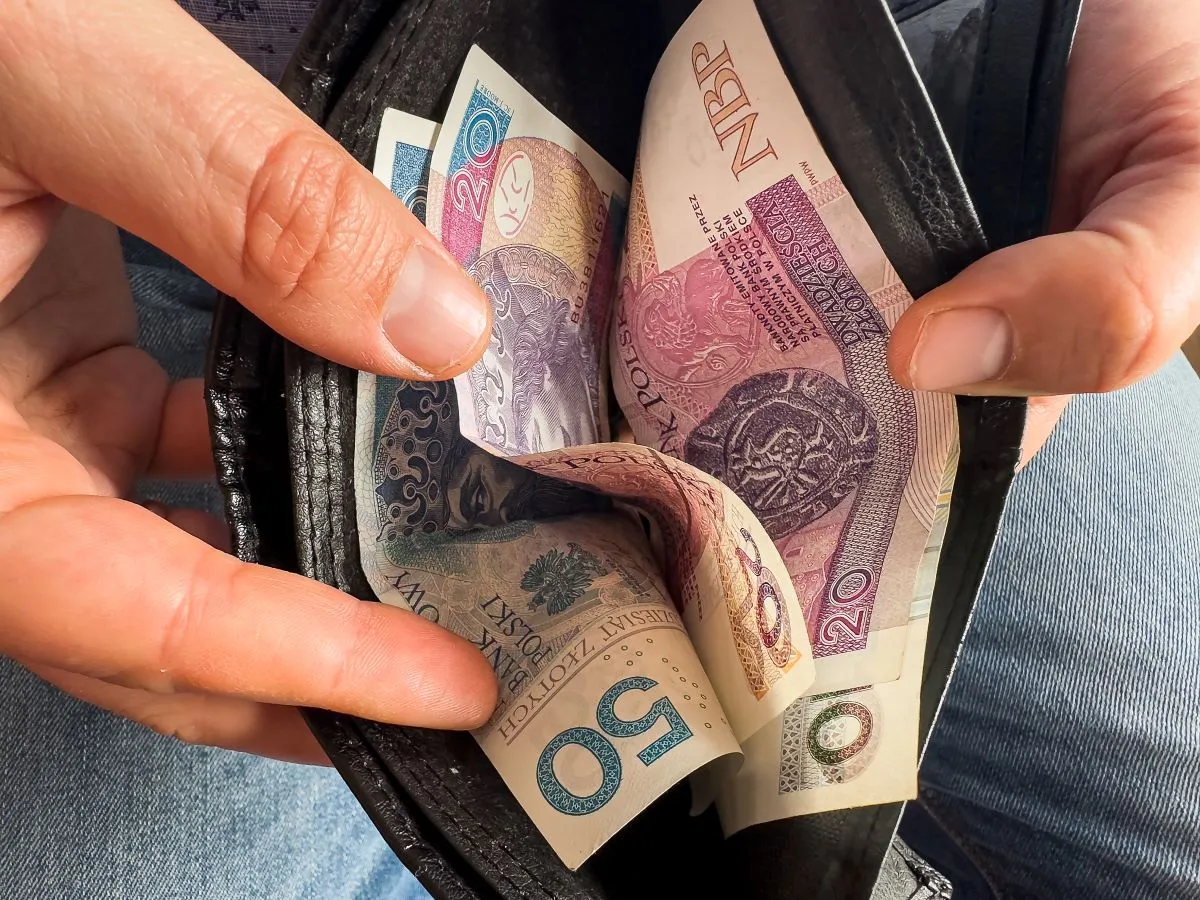 Zasiłki z progiem 1010 zł dla samotnych, 823 zł w rodzinach. Od 1 stycznia 2025 r. podwyżka o 30% i 37% [rozporządzenie i uzasadnienie]