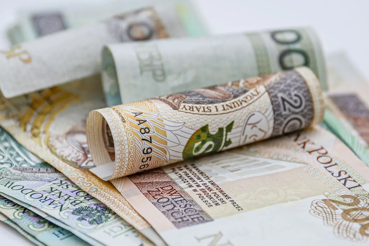 Zasiłek pielęgnacyjny 215,84 zł (0 zł podwyżki?). Świadczenie pielęgnacyjne 3259 zł (271 zł podwyżki)