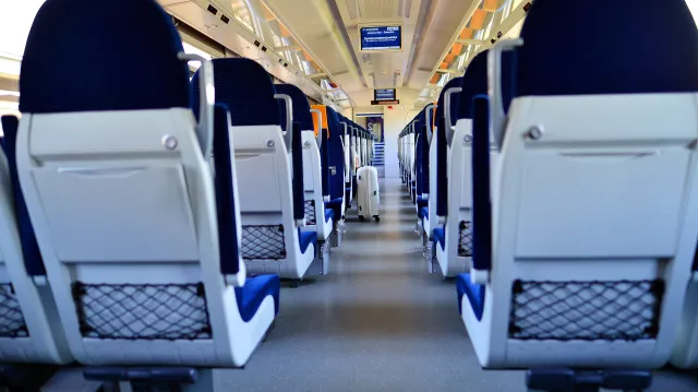 Zniknęły rezerwacje miejsc w pociągach. Wróciły miejsca stojące, pojawiła się dodatkowa opłata