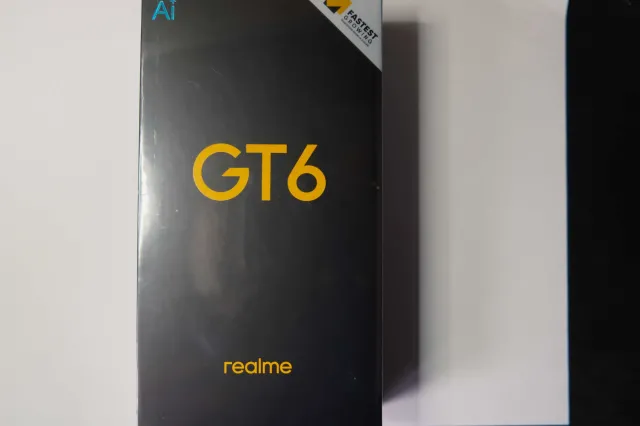 Oto realme GT6. Co zawiera pudełko? [UNBOXING]