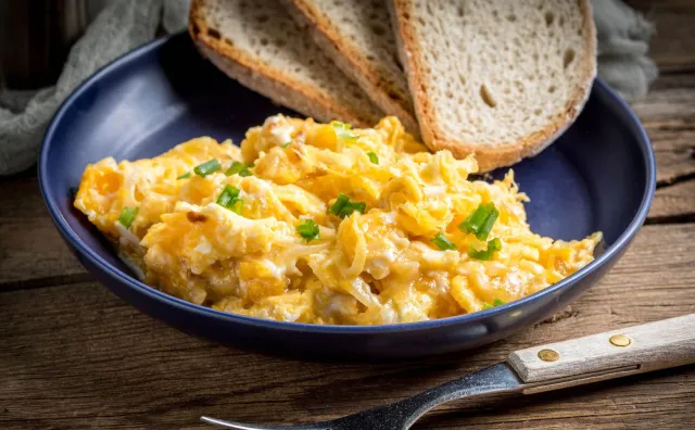 Dodaj ten składnik do jajecznicy, a będzie idealnie kremowa. Jej smak cię zaskoczy