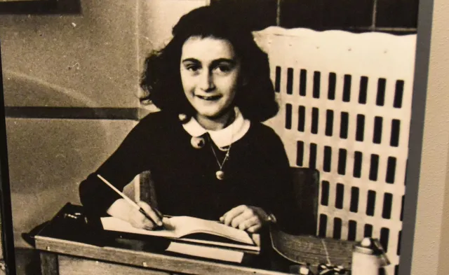 Uśmiechnięta Anna Frank na tandetnych naczyniach. Holenderska firma mierzy się z masowymi protestami