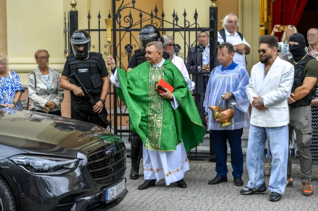 Krzysztof Rutkowski poświęcił przed kościołem kolekcję swoich samochodów. Są warte miliony [FOTO]