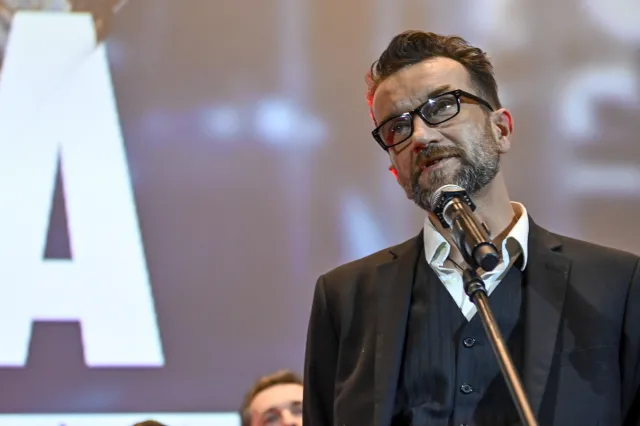 Tomasz Kot na planie włoskiego filmu. Aktora wprost trudno poznać w kostiumie