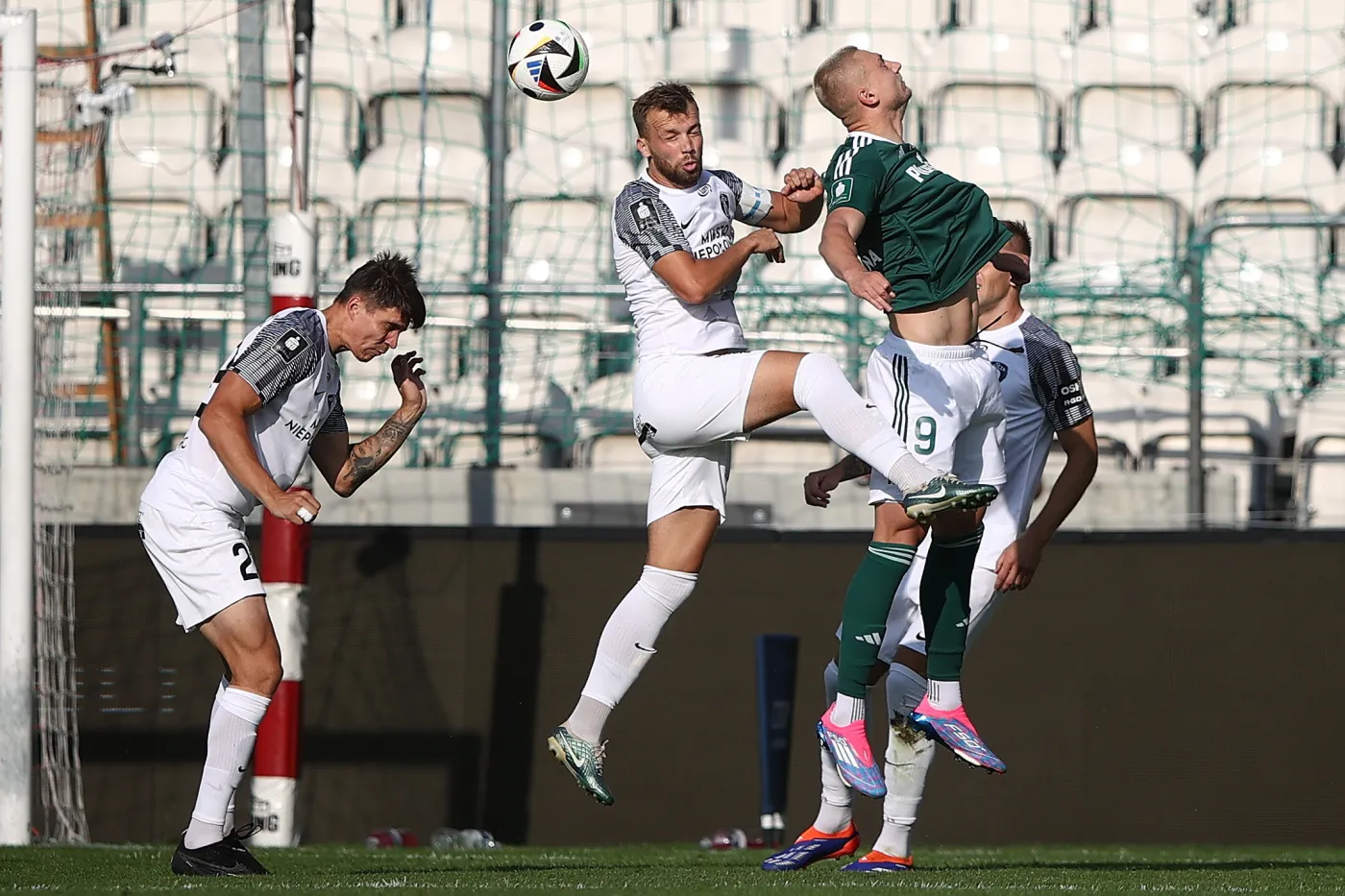 Ekstraklasa. Bogata Legia nie dała rady bidnej Puszczy. Tobiasz uratował ją przed porażką
