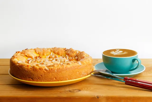 Szarlotka sypana uda się każdemu. Mało pracy, a smak wspaniały. Tak robi ją Ewa Wachowicz