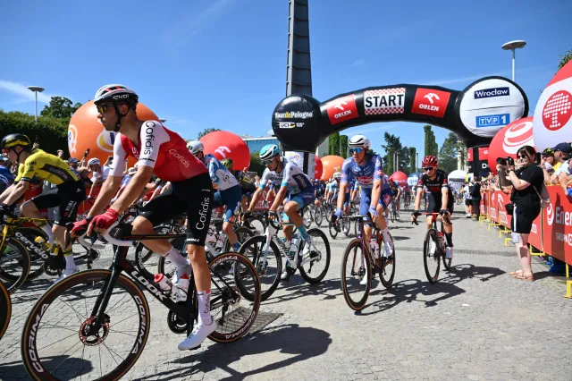 Makabryczny wypadek na trasie Tour de Pologne. Kolarz uderzył w betonowy przepust wodny