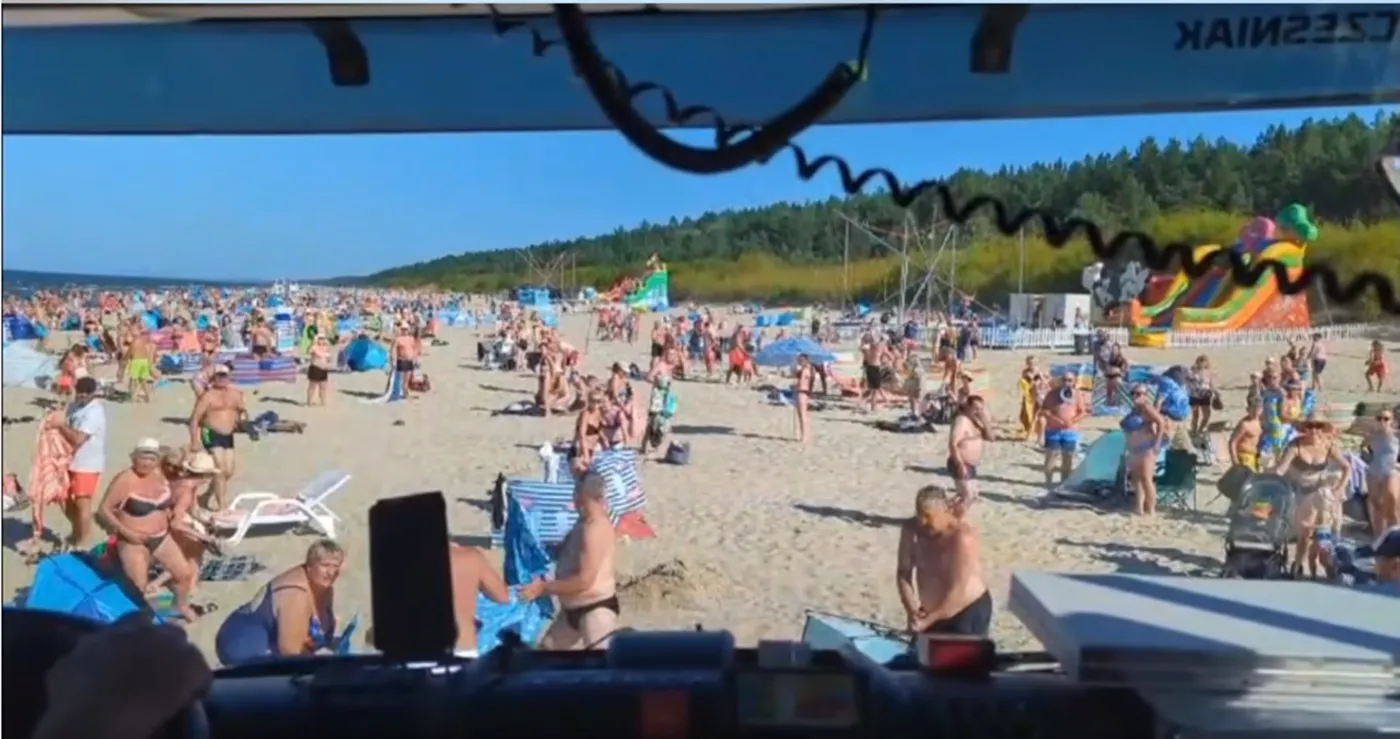 Szokujące zachowanie plażowiczów nad Bałtykiem. Wóz strażacki na sygnale musiał lawirować między nimi