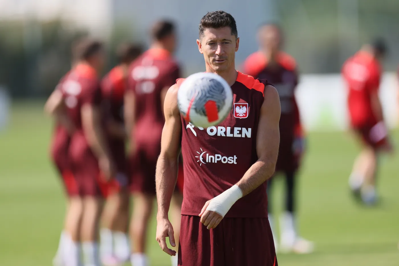 Robert Lewandowski po Warszawie jeździ "czołgiem"