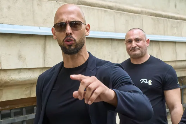 Andrew Tate w areszcie domowym. Chodzi o handel ludźmi