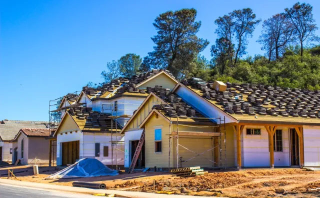 Własny dom – budować samemu czy może kupić z działką? KALKULACJE