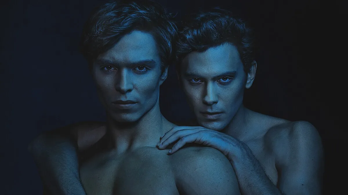 Nicholas Chavez jako Lyle Menendez i Cooper Koch jako Erik Menendez w serialu "Potwory: Historia Lyle’a i Erika Menendezów"