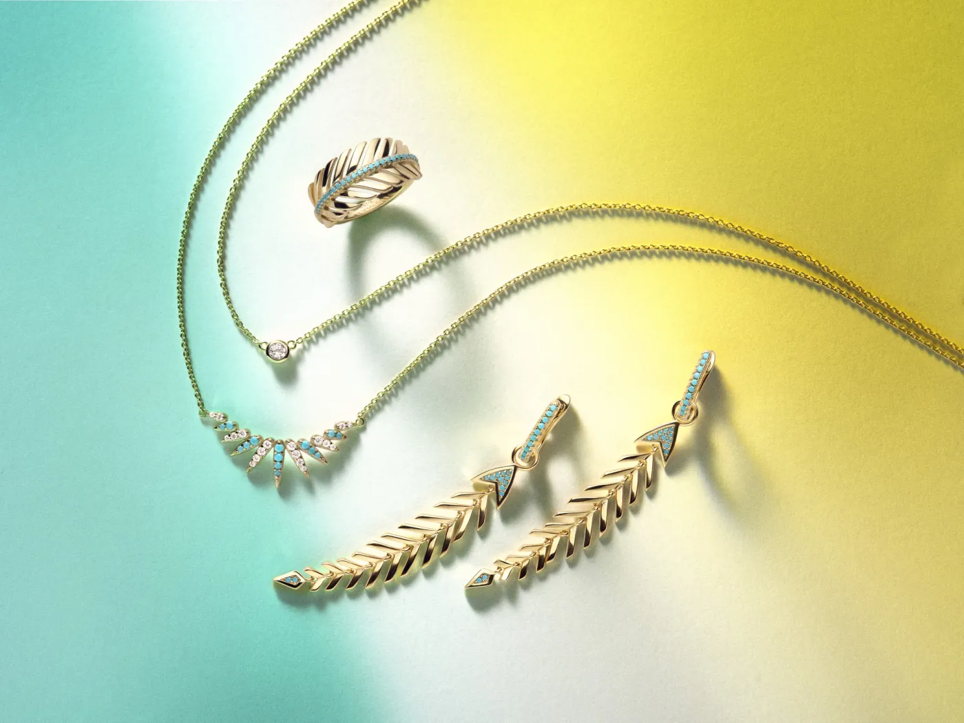 Jak nosić kilka naszyjników naraz? Sposoby łączenia biżuterii