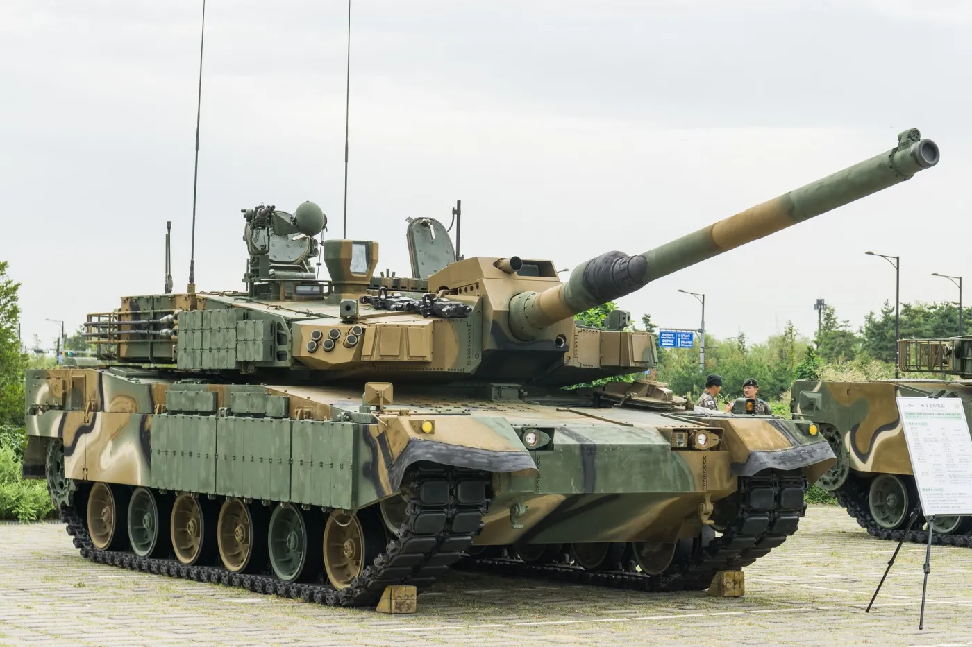 Koreański sprzęt bojowy trafi do Polski. Błaszczak podpisał umowy wykonawcze