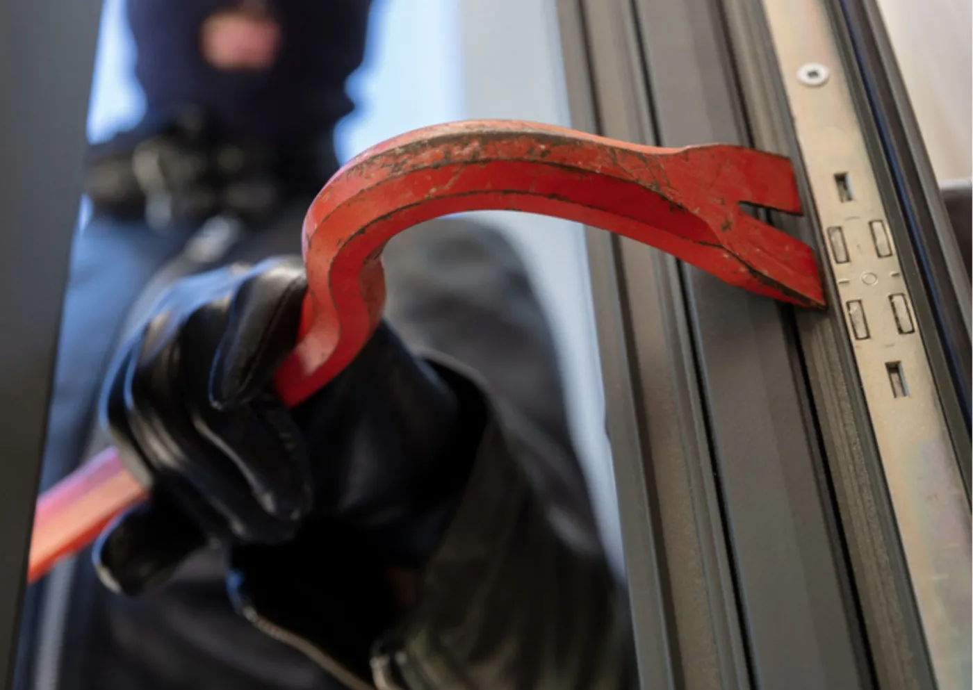 Zauważyłeś to przy drzwiach? Znak, że złodzieje czają się za rogiem