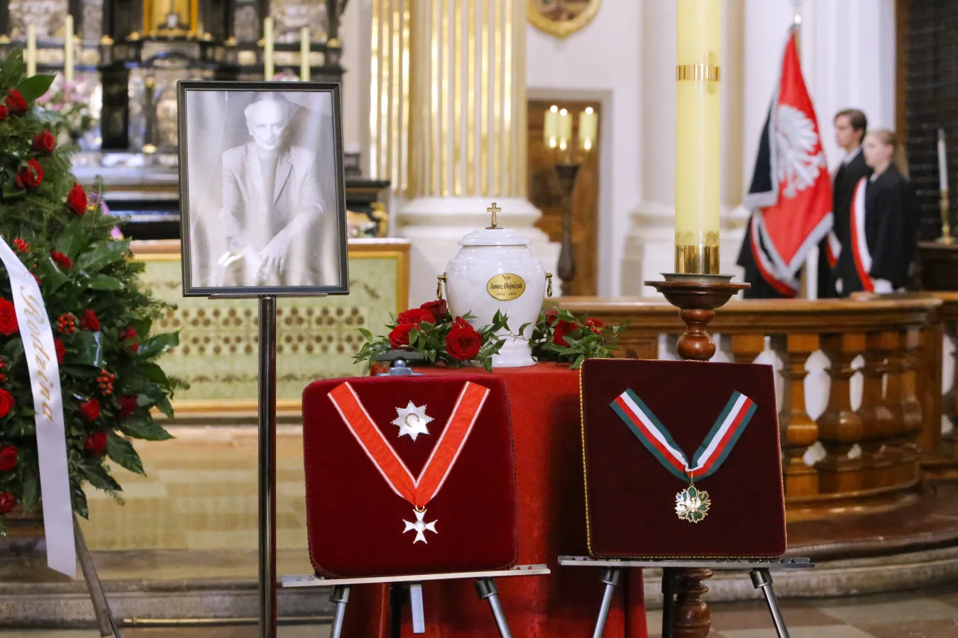 Pogrzeb wybitnego pianisty Janusza Olejniczaka. Pożegnali go przyjaciele, gwiazdy i była pierwsza dama