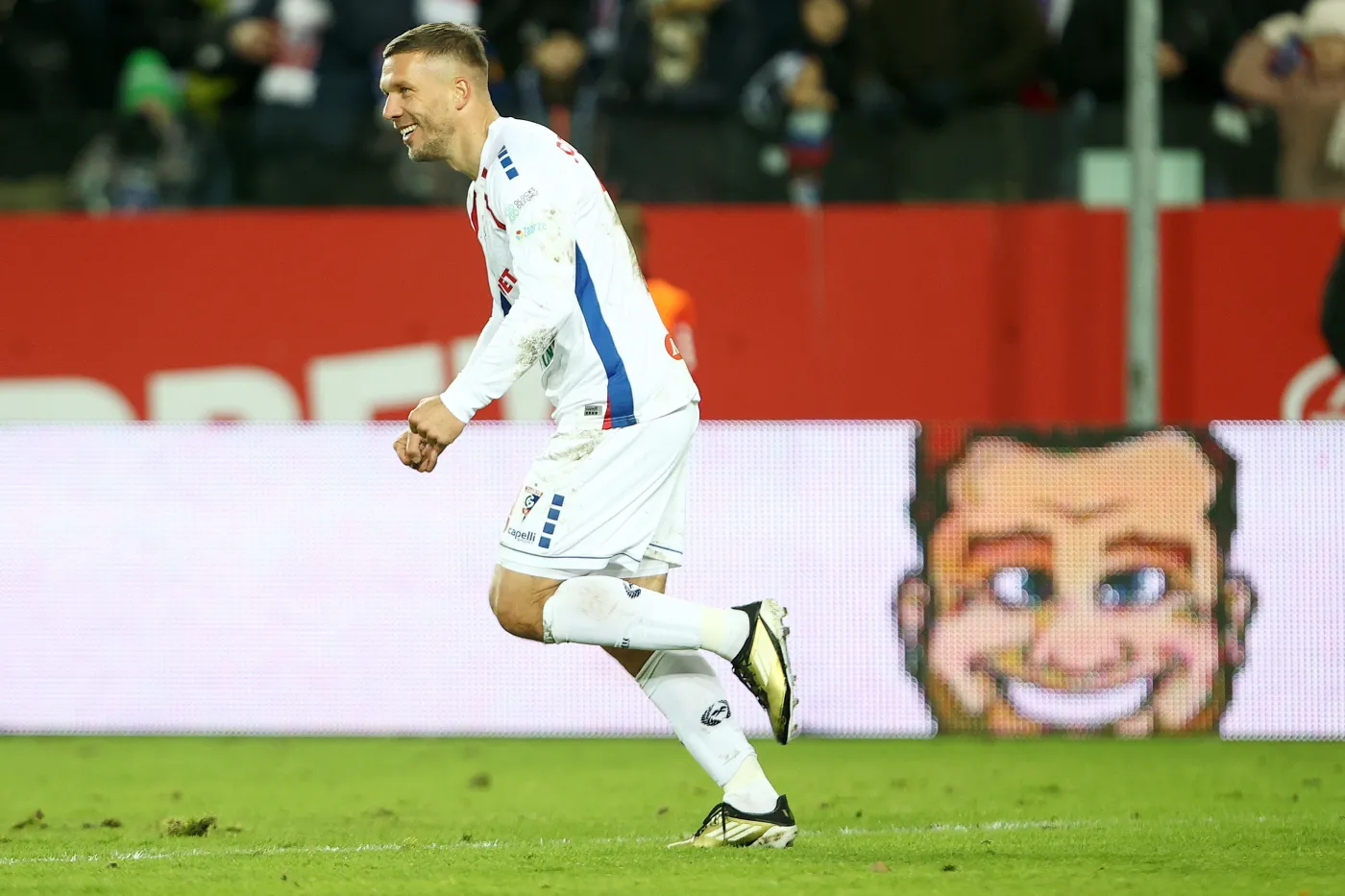 Były piłkarz Piasta nazwał Podolskiego idiotą. Niemiec odpowiedział