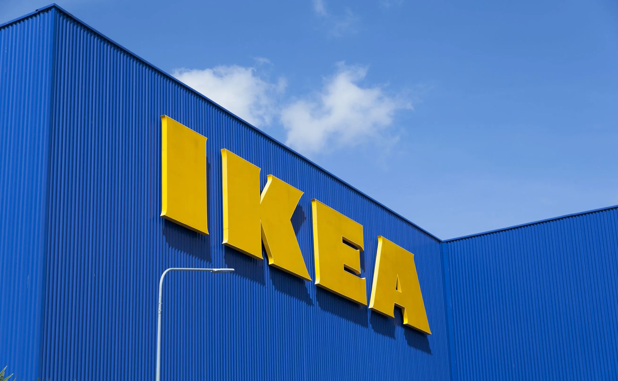 Wielkie zmiany w IKEA. Gigant meblowy zwalnia 850 pracowników i kończy erę "blue boxów"