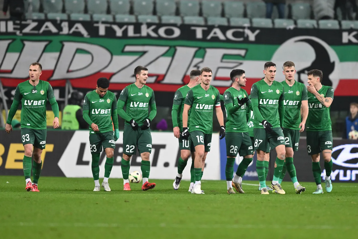 Radość zawodników Śląska Wrocław po samobójczej bramce Radomiaka Radom