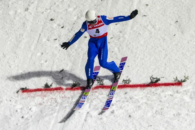 Piotr Żyła upadł przy lądowaniu na skoczni w Engelbergu