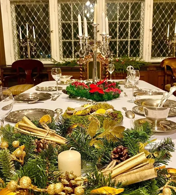 Elegancka stołowa zastawa w zamku 