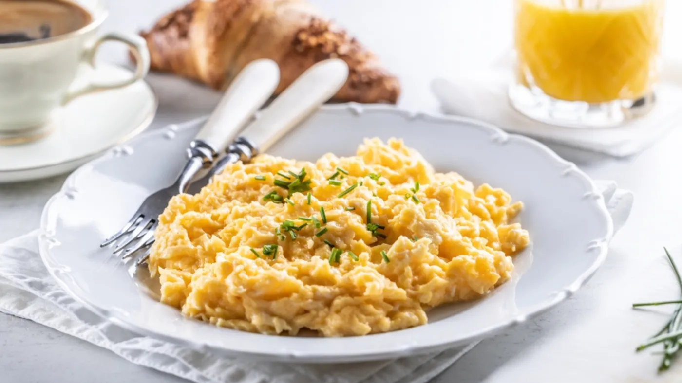 Dodaj odrobinę do jajecznicy. Wyjdzie kremowa jak nigdy dotąd