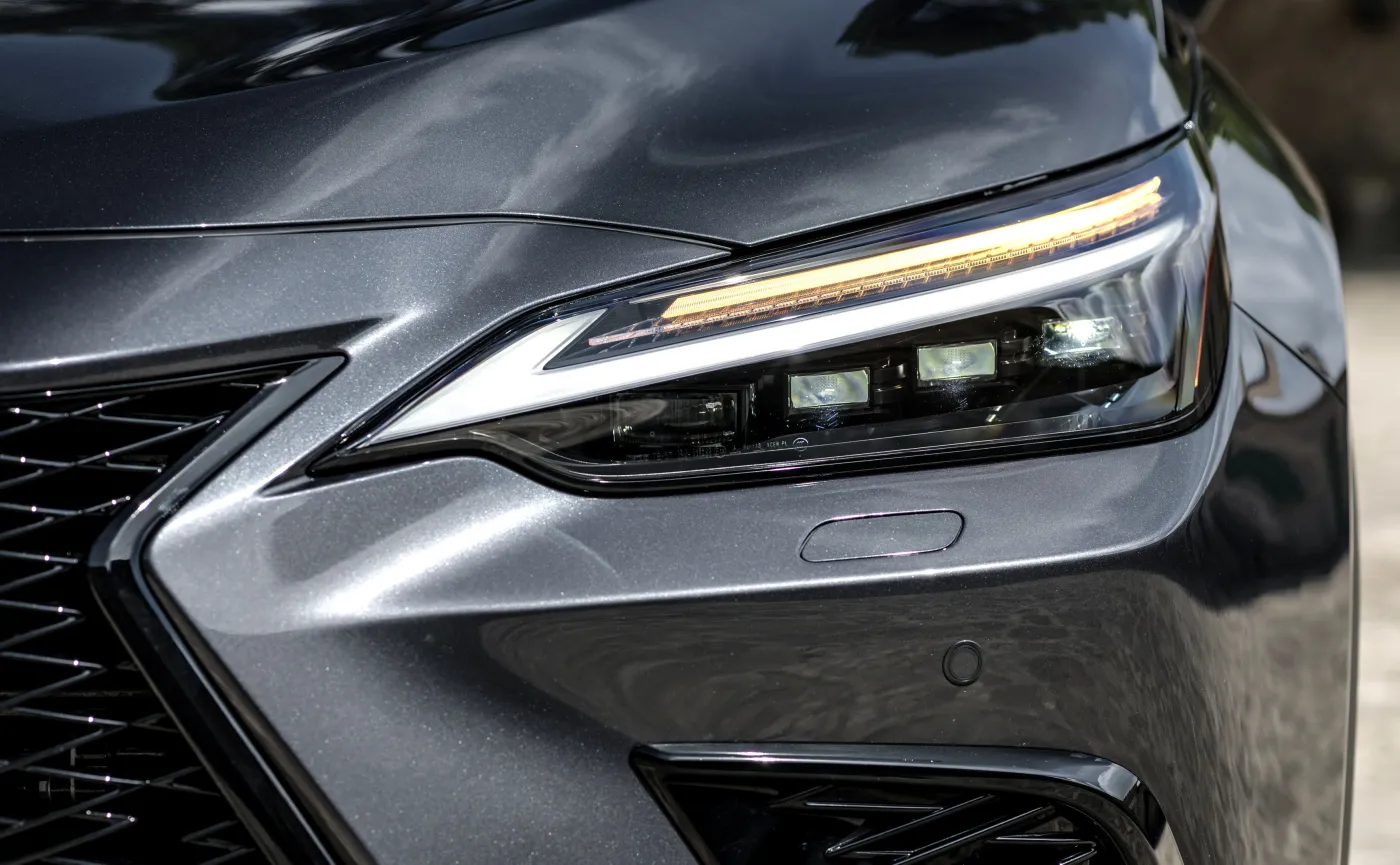 Spala 4,2 l/100 km i znika w ciemno. Japoński SUV hitem. Ile kosztuje?