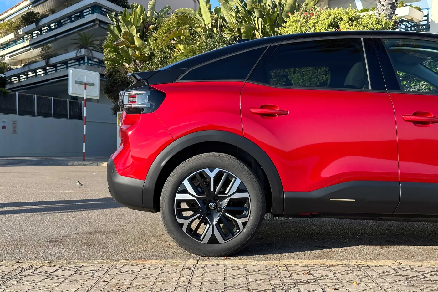 Nowy crossover wjeżdża na rynek. Hybryda spala 4,7 l/100 km. Cena?