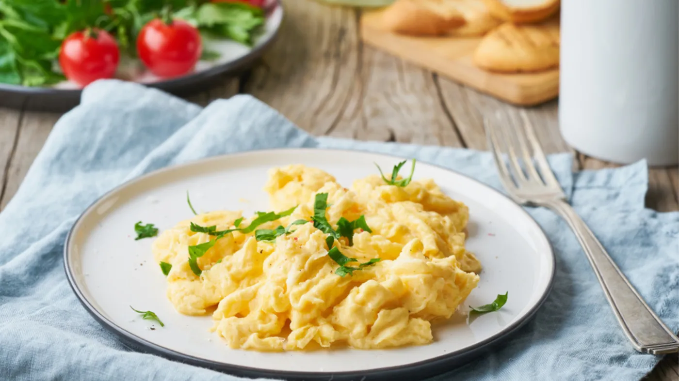 Smażysz jajecznicę na maśle? Duży błąd, są lepsze tłuszcze