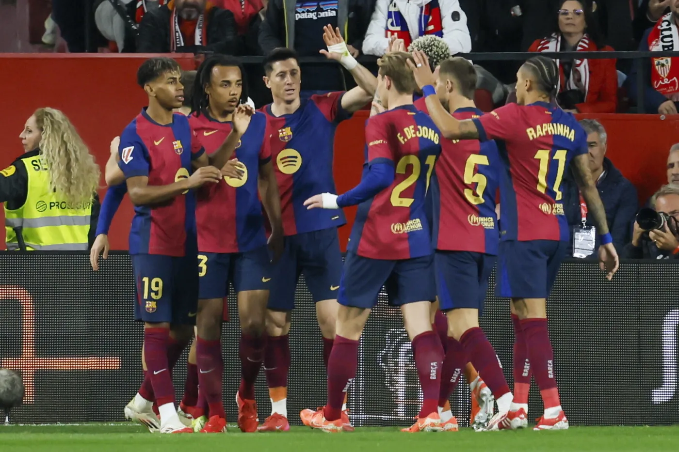 Kapitalna parada Szczęsnego, Lewandowski idzie na króla, Barcelona bliżej Realu