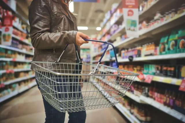 Nie zapłacisz, nie wejdziesz do sklepu. Popularna sieć supermarketów wprowadza opłaty