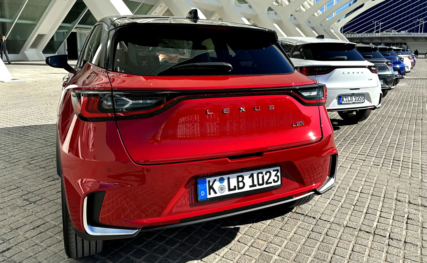 Lexus LBX trzęsie rynkiem i spala 3,6 l na 100 km. Ile kosztuje?