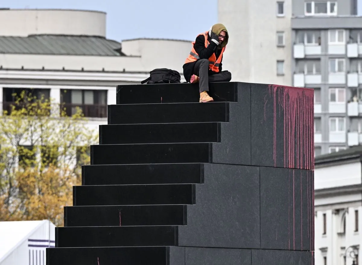Pomnik smoleński oblany farbą. "Lecimy w stronę katastrofy"