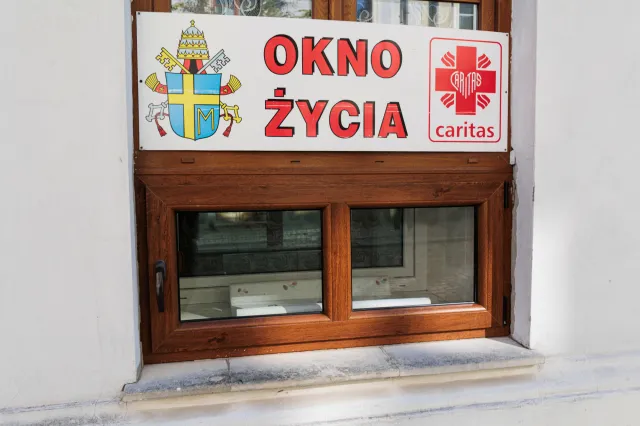 Dwulatek w oknie życia. Sprawę bada policja