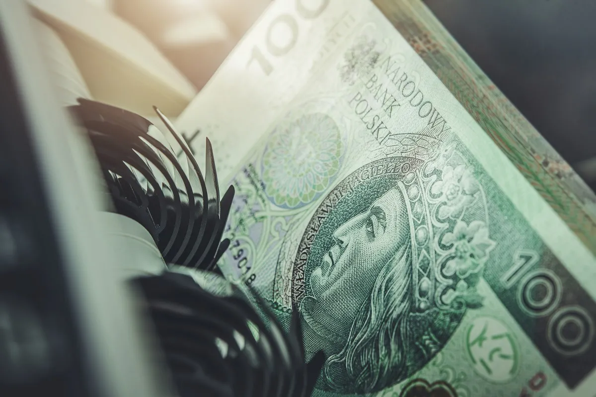 liczarka pieniędzy pieniądze banknoty liczenie wzrost podwyżka zasiłki płaca minimalna dobrobyt bogactwo 