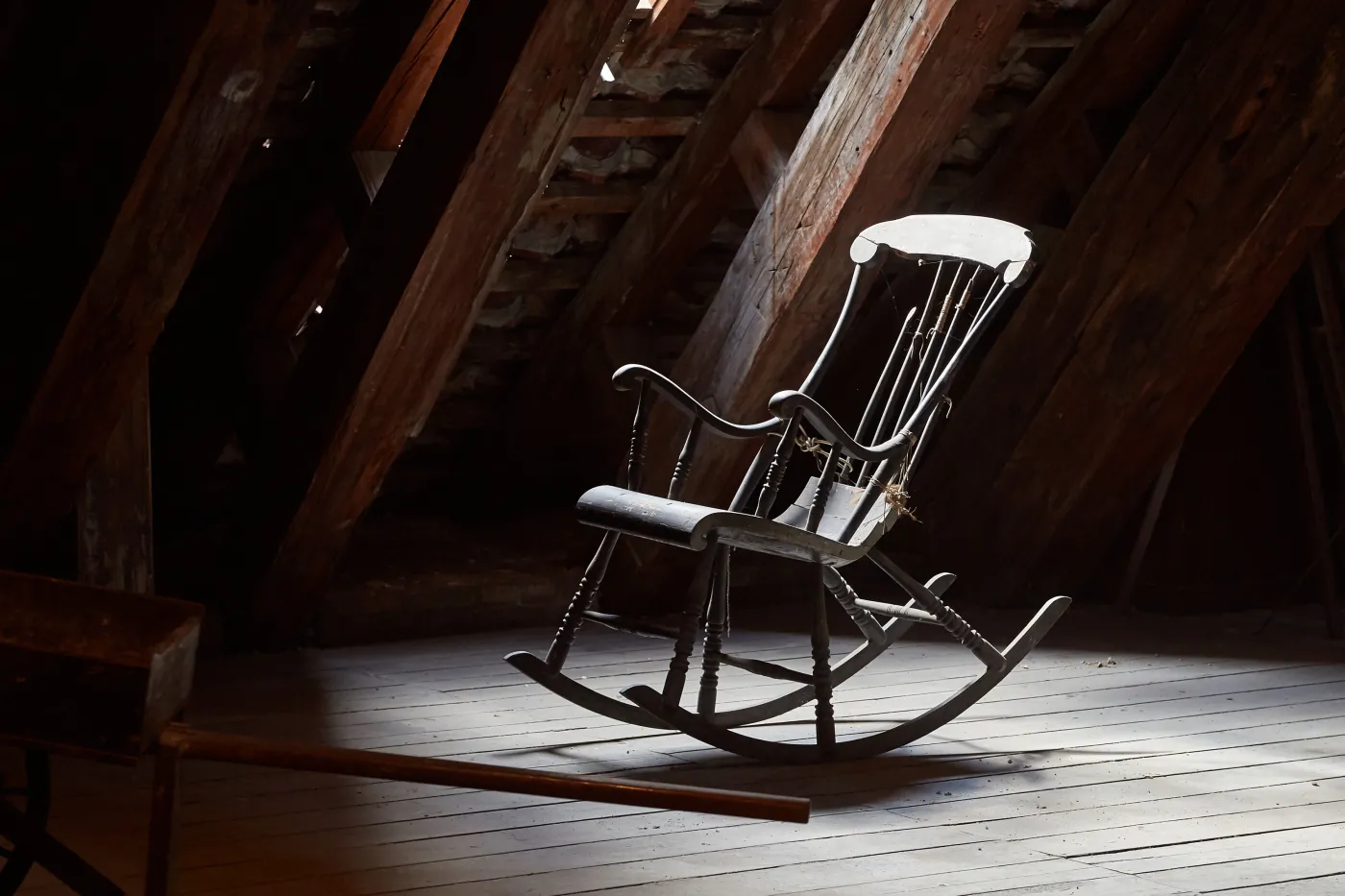 Old,Rocking,Chair,On,A,Dim,Attic,Window,Light