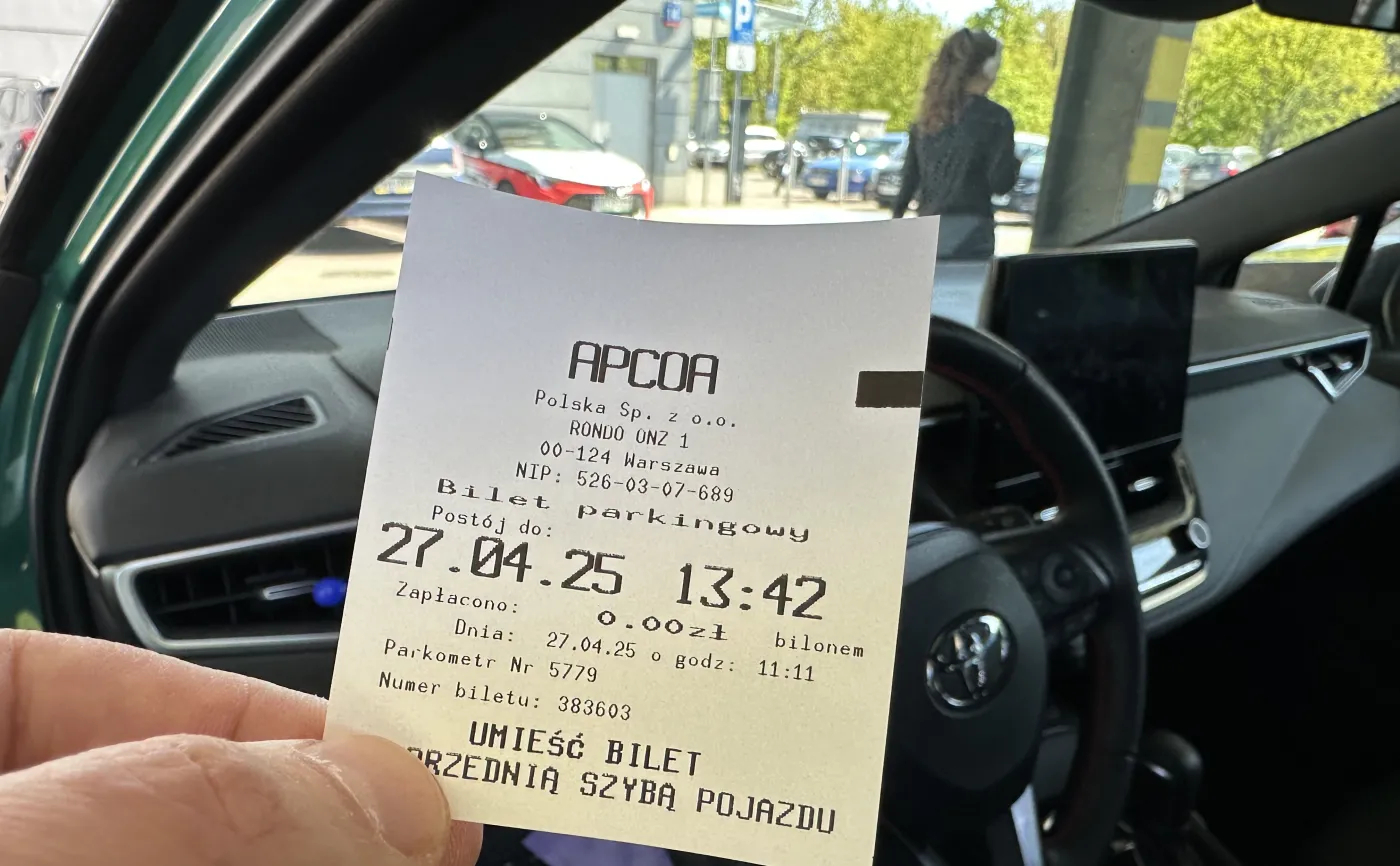 Pan Paweł zaparkował auto pod Lidlem i wskoczył na zakupy. Po 5 minutach wrócił i zaskoczył go biały bilet za wycieraczką – to wezwanie do wniesienia opłaty dodatkowej. Podobnie dzieje się na parkingach przy sklepach sieci Biedronka, Aldi czy innych. Jak wybrnąć kłopotów? Prawnik wskazuje wyjście i przestrzega przed wysyłaniem reklamacji…