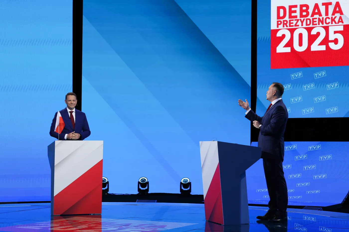 Trzaskowski uderza symbolem. Przyniósł flagę i punktuje Nawrockiego