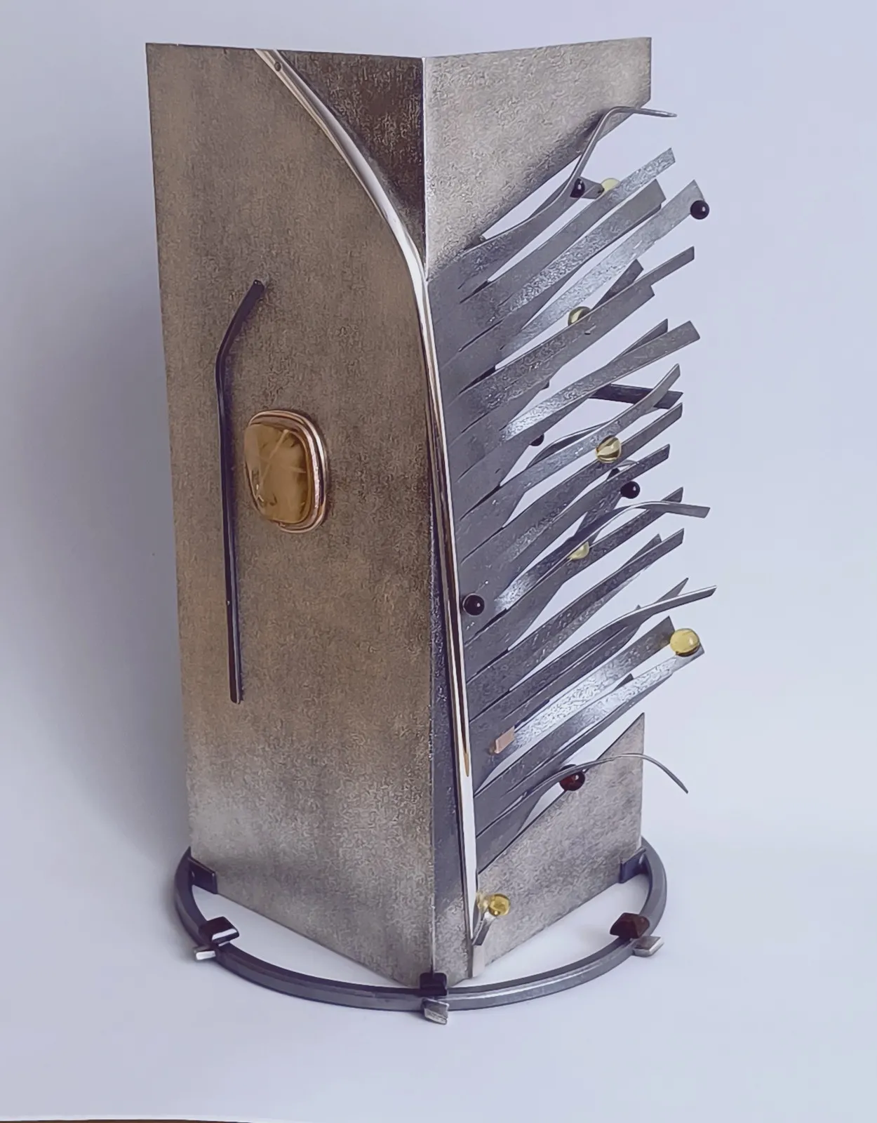 Sacrum zapisane w metalu i bursztynie. Jaka jest historia tego relikwiarza?